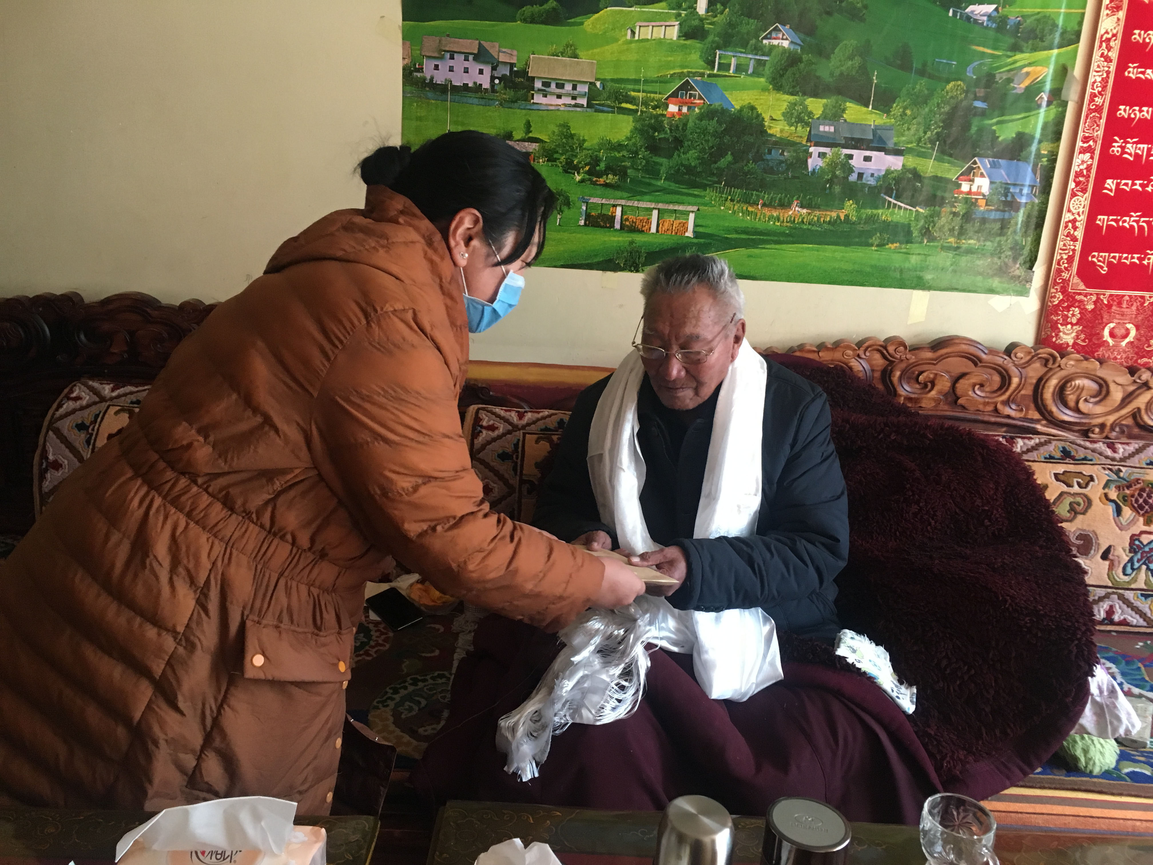 市净土集团党委藏历新年前走访慰问困难党员